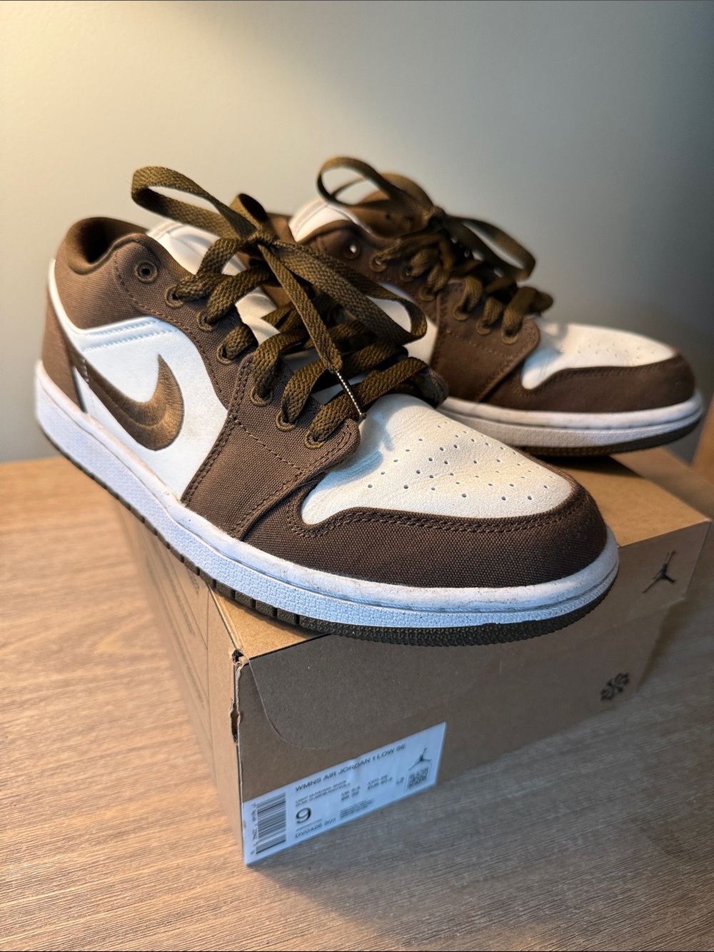 Nike Women’s Air Jordan 1 Low Se  Low-Top Sneakers - olive & White